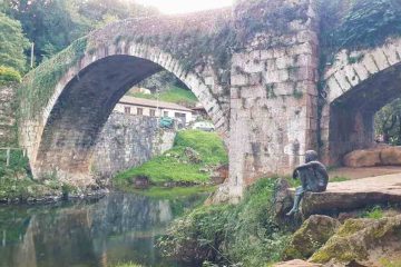 Estatua del hombre pez bajo el puente Mayor en Liรฉrganes - Viaje por Cantabria en furgoneta camper de Van and to Discover