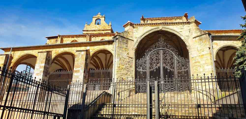 Fachada de la Iglesia de Santa María de la Asunción de Laredo - Van and to Discover