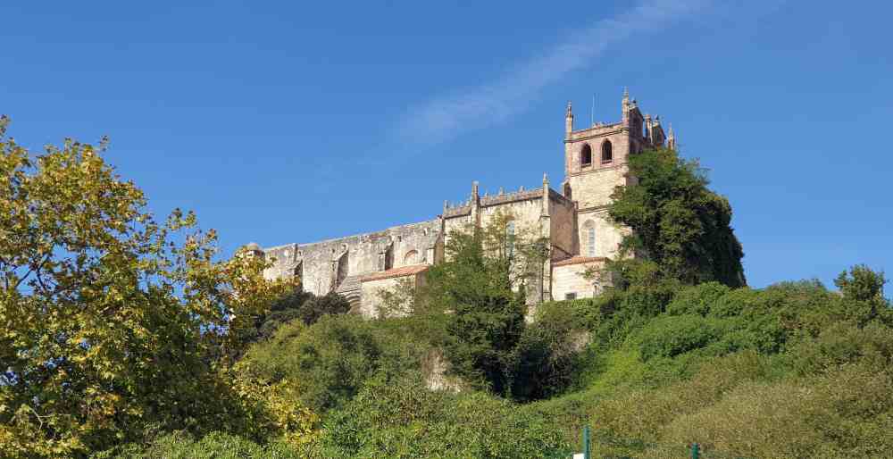 Arquitectura medieval de la Iglesia de Santa María de los Ángeles - Capturada por Elena de Van and to Discover
