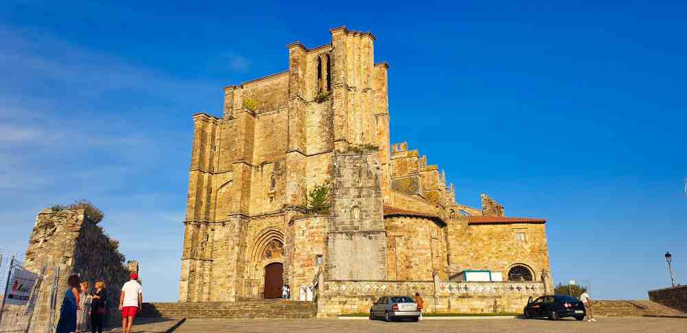 Fotografía de la Iglesia de Santa María de la Asunción de Castro Urdiales hecha por Van and to Discover en su viaje por Cantabria en furgoneta camper