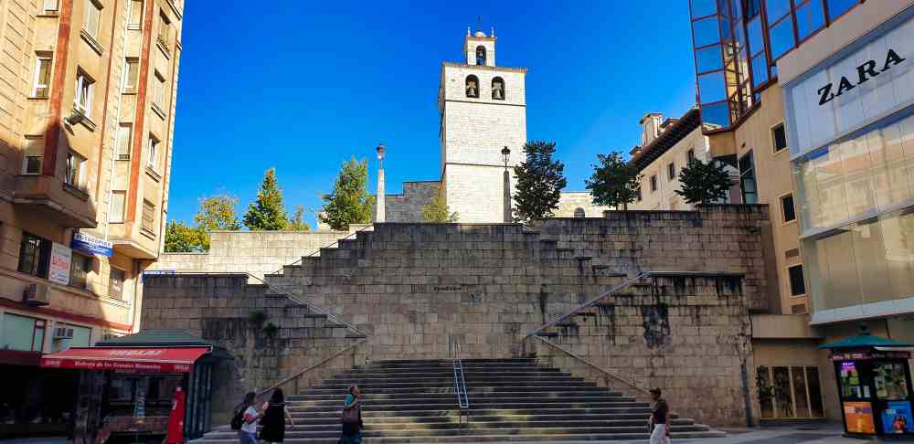 Catedral de Santander desde la plaza fotografiada por Van and to Discover