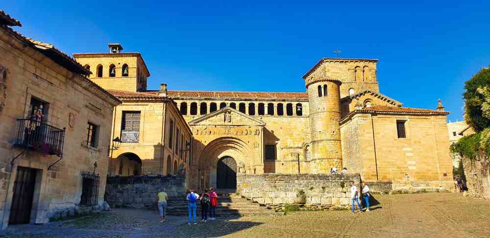 Fotografía de Van and to Discover de la Colegiata de Santa Juliana en Santillana del Mar durante su viaje a Cantabria en furgoneta camper