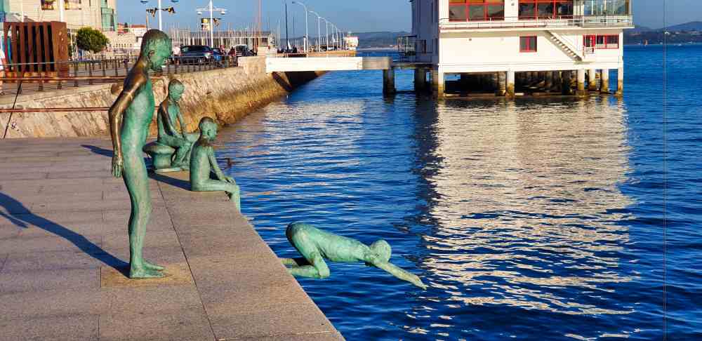 Monumento a los Raqueros en el paseo marítimo de Santander - Van and to Discover