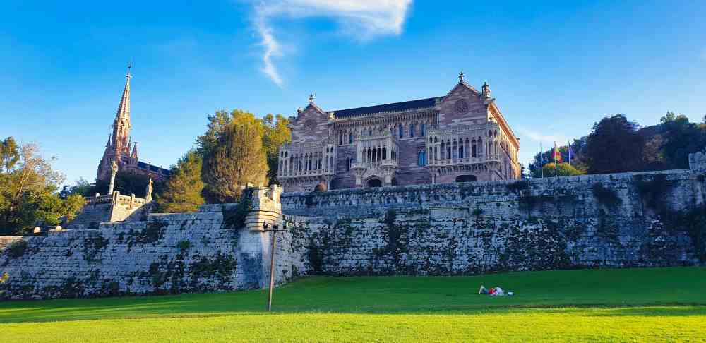Fachada principal del Palacio Sobrellano de Comillas Cantabria Guía de Van and to Discover