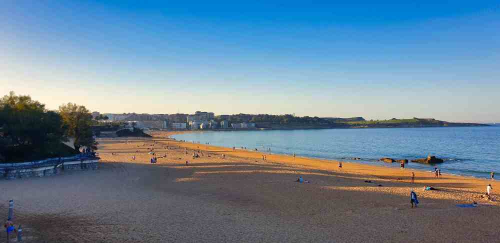 Playa del Sardinero la mas famosa de Santander visitada en la ruta por las mejores playas de Cantabria en furgoneta camper de Van and to Discover