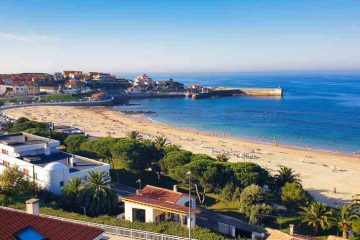 Playa de Comillas y su puerto pesquero durante la ruta de Van and to Discover por Cantabria