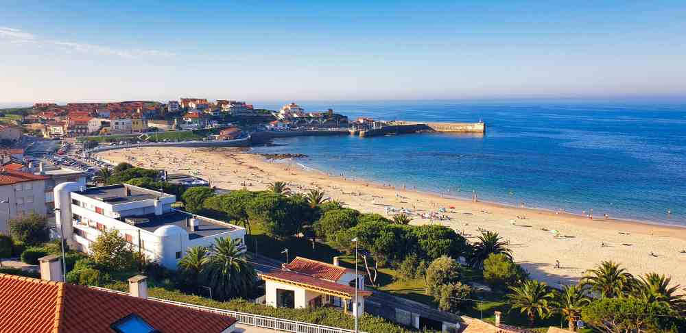 Playa de Comillas y su puerto pesquero durante la ruta de Van and to Discover por Cantabria