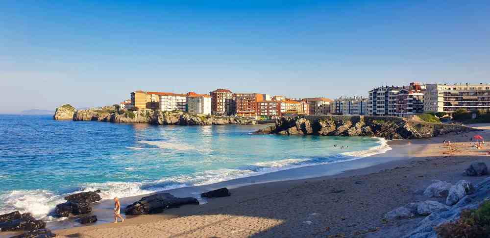 Playa de Ostende en Castro Urdiales durante el viaje en furgoneta camper de Van and to Discover por las mejores playas de Cantabria