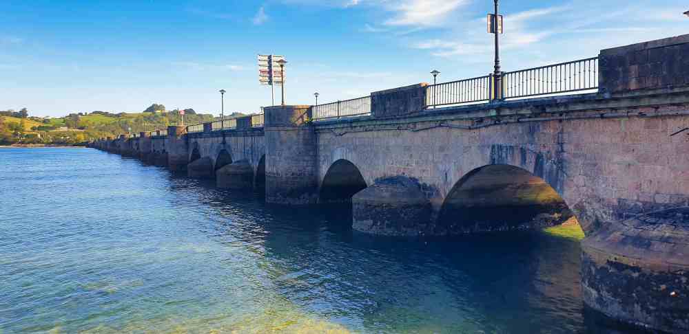 Puente de la Maza uno de los imprescindibles al visitar San Vidente de la Barquera por Juanma y Elena