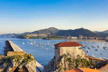 Vistas panorámicas del puerto y la costa de Castro Urdiales durante el viaje a Cantabria en furgoneta camper de Van and to Discover