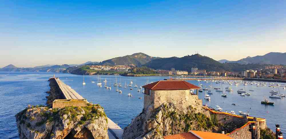 Vistas panorámicas del puerto y la costa de Castro Urdiales durante el viaje a Cantabria en furgoneta camper de Van and to Discover