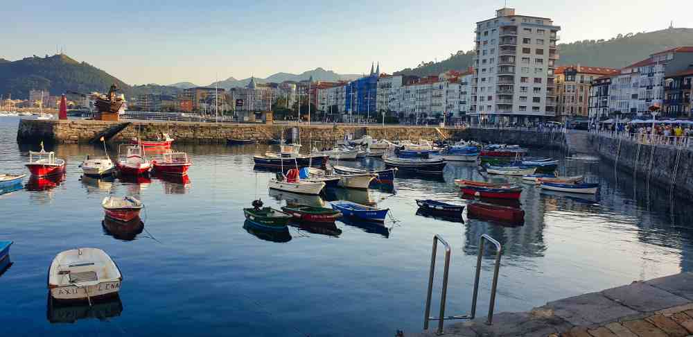 Pequeñas embarcaciones en el puerto marítimo de Castro Urdiales - Viaje a Cantabria en furgoneta camper de Van and to Discover