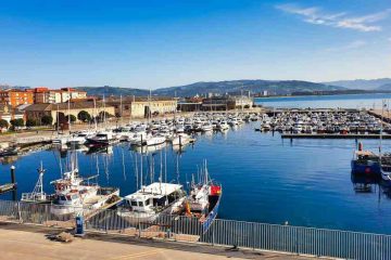 Vista de la playa y el puerto de Santoña y al fondo el monte en la ruta por las mejores playas de Cantabria en camper