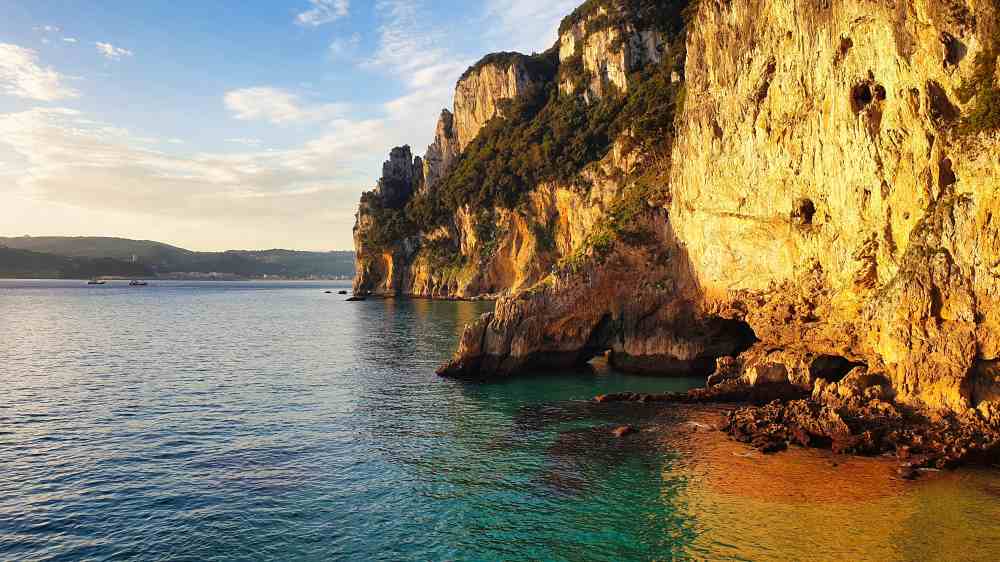 Acantilados de la Costa de Cantabria al amanecer en la ruta en furgoneta camper de Van and to Discover