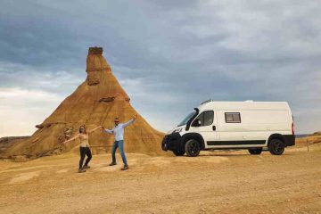 Juanma y Elena de Van and to Discover con su furgoneta camper junto al cabezo de Castildetierra en Bardenas Reales