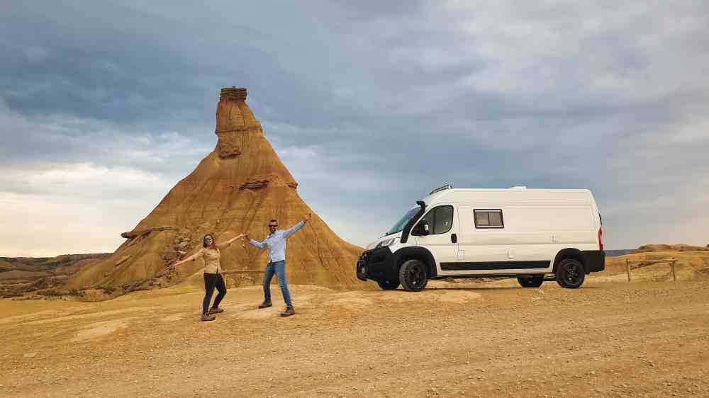 Juanma y Elena de Van and to Discover con su furgoneta camper junto al cabezo de Castildetierra en Bardenas Reales