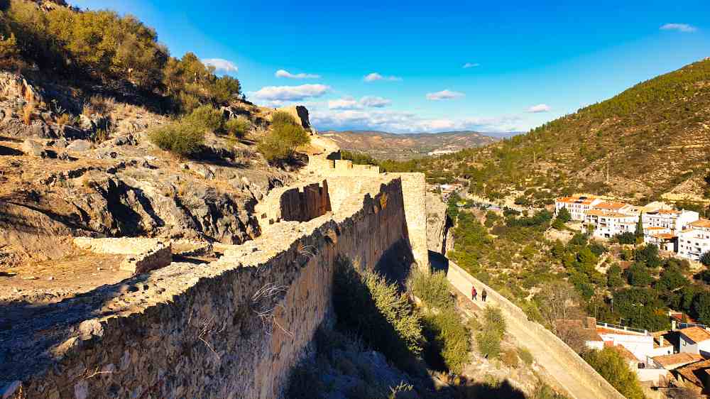 Vistas de las murallas del Castillo de Chulilla - Van and to Discover