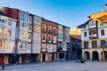Plaza Mayor de Reinosa con soportales y galerรญas - Van and to Discover