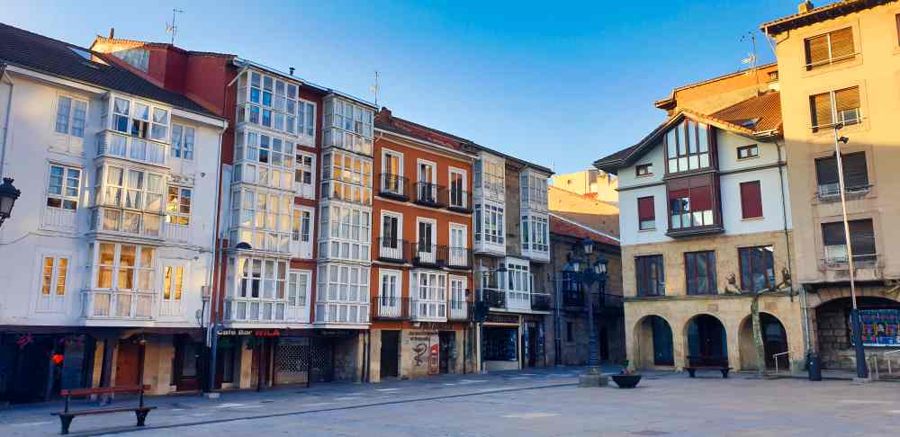 Plaza Mayor de Reinosa con soportales y galerías - Van and to Discover