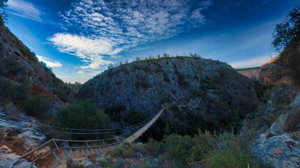 Puente colgante cruzando el rรญo Turia de la ruta de senderismo de Chulilla - Van and to Discover