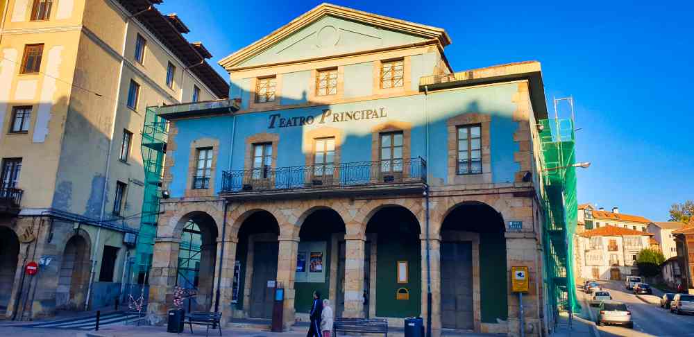 Fachada del Teatro principal de Reinosa - Van and to Discover