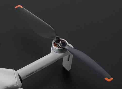 Hélice de repuesto atornillada en el brazo del dron DJI, imprescindible para tus viajes