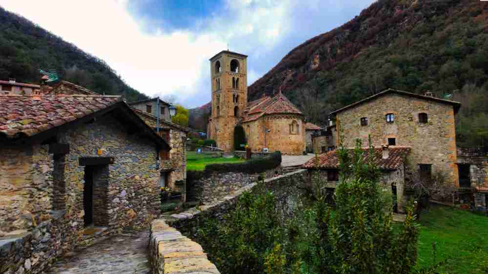 Vista del pueblo medieval de Beget en La Garrotxa con su iglesia románica, fotografiado en la ruta por los mejores pueblos de Cataluña en furgoneta camper de Van and to Discover
