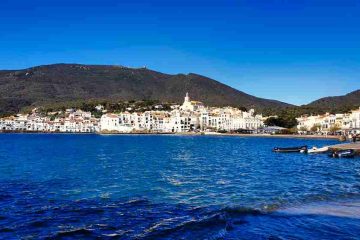 Panorámica del pueblo costero de Cadaqués viajando por la Costa Brava en la ruta por Cataluña en furgoneta camper de Juanma y Elena de Van and to Discover