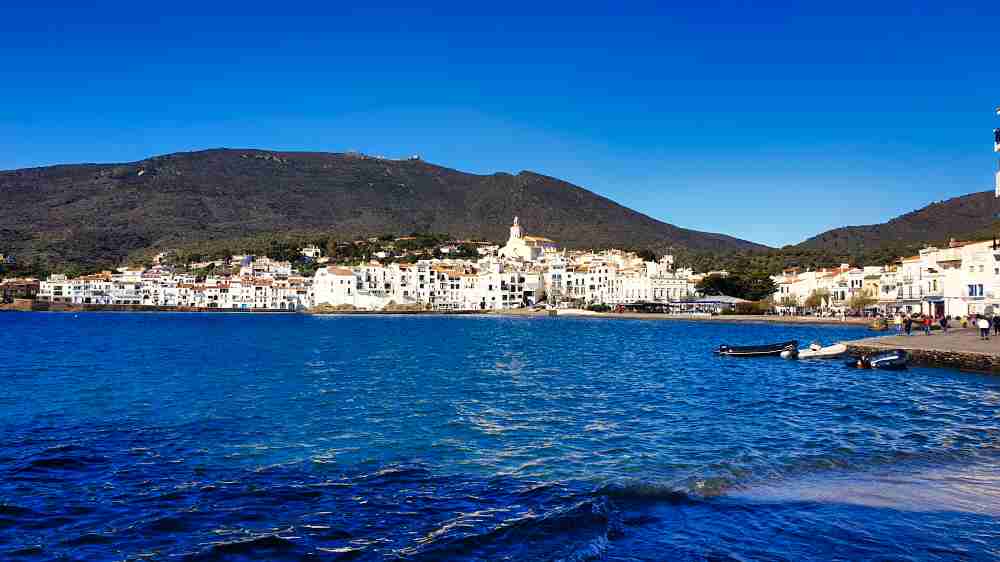 Panorámica del pueblo costero de Cadaqués en la Costa Brava con sus fachadas blancas frente al Mar Mediterráneo
