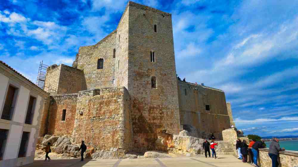 Exterior del Castillo de Peñíscola en lo alto frente al mar Mediterráneo durante el viaje de Van and to Discover en furgoneta camper