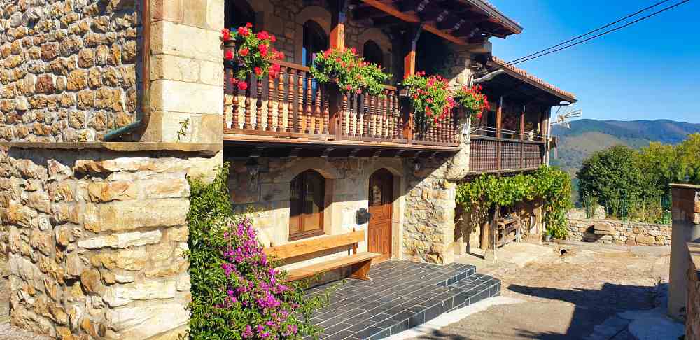 Fachada de piedra tรญpica de Los Tojos _ Ruta por los mejores pueblos de Cantabria en furgoneta camper Van and to Discover