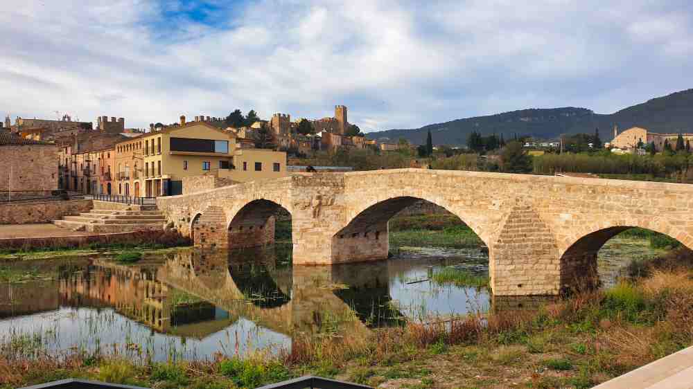 Puente medieval de Montblanc reflejado sobre el río