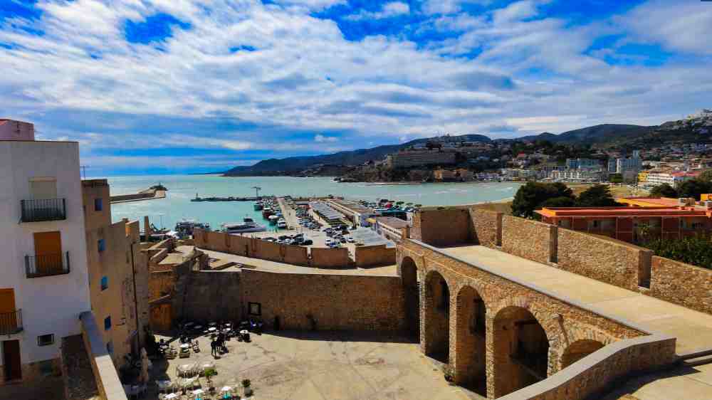Vistas panorámicas de la costa y el puerto desde la ciudad amurallada de Peñíscola durante el viaje de Van and to Discover en furgoneta camper