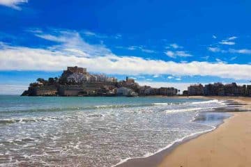 Fotografía panorámica hecha por Van and to Discover de la playa y el Castillo de Peñiscola un destino imprescindible en Castellón en furgoneta camper