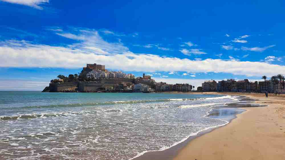 Fotografía panorámica hecha por Van and to Discover de la playa y el Castillo de Peñiscola un destino imprescindible en Castellón en furgoneta camper