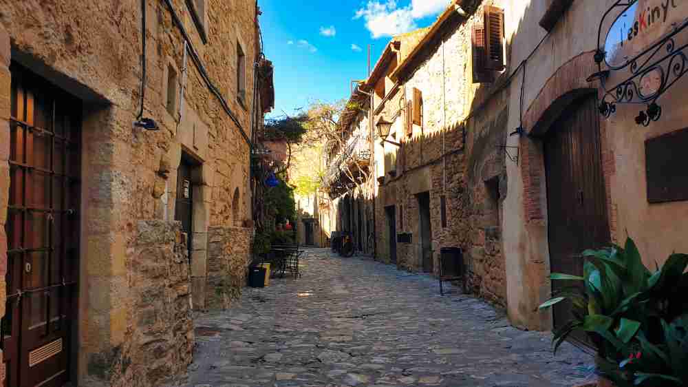 Calles empedradas medievales en el casco histórico de Peratallada