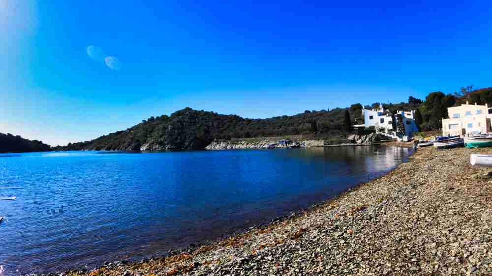 Playas de Cadaques con barcas en la orilla junto a la zona de Casa Museo de Dali en Portlligat