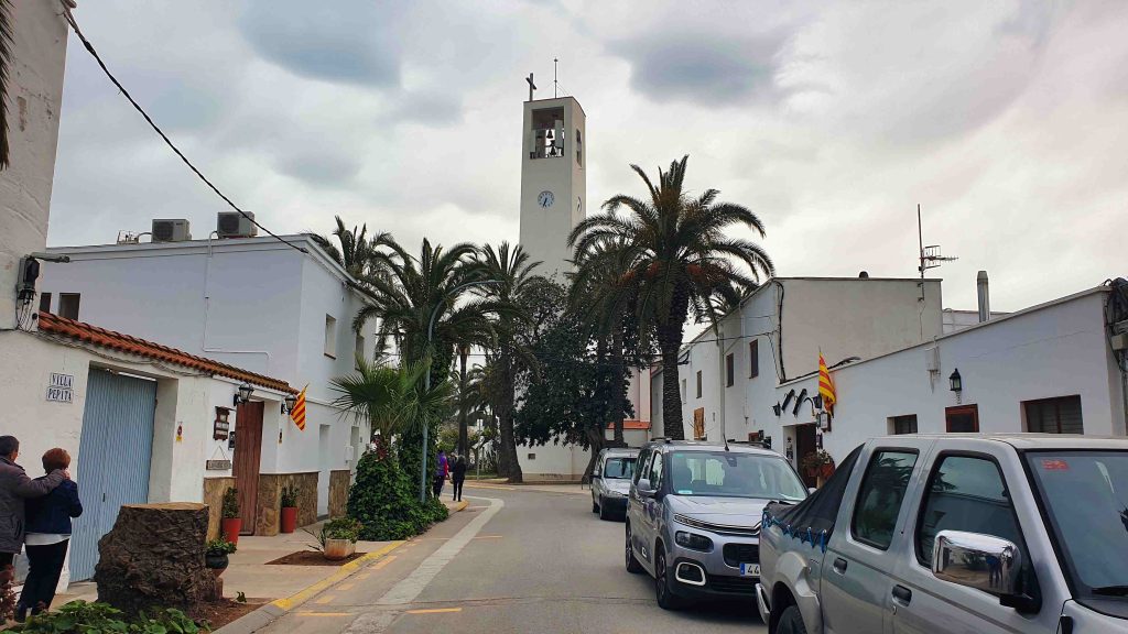 Casas blancas e Iglesia de Poble Nou del Delta en Cataluña