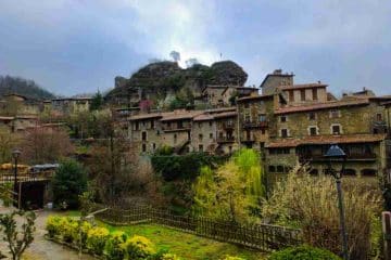 Casas de piedra del casco histórico del pueblo medieval de Rupit