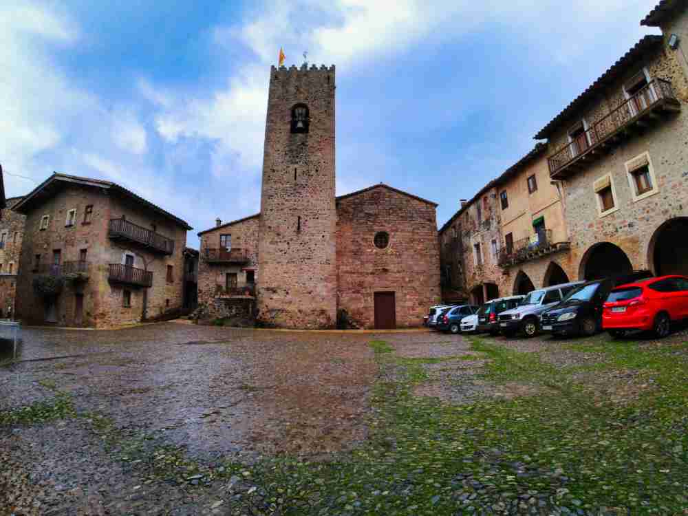 Iglesia medieval en la Plaza Mayor del pueblo medieval de Santa Pau