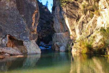 Cañón natural de roca y poza cristalina del río durante la Ruta del Agua en Chelva - Fotografía original del viaje en furgoneta camper de Juanma y Elena de Van and to Discover