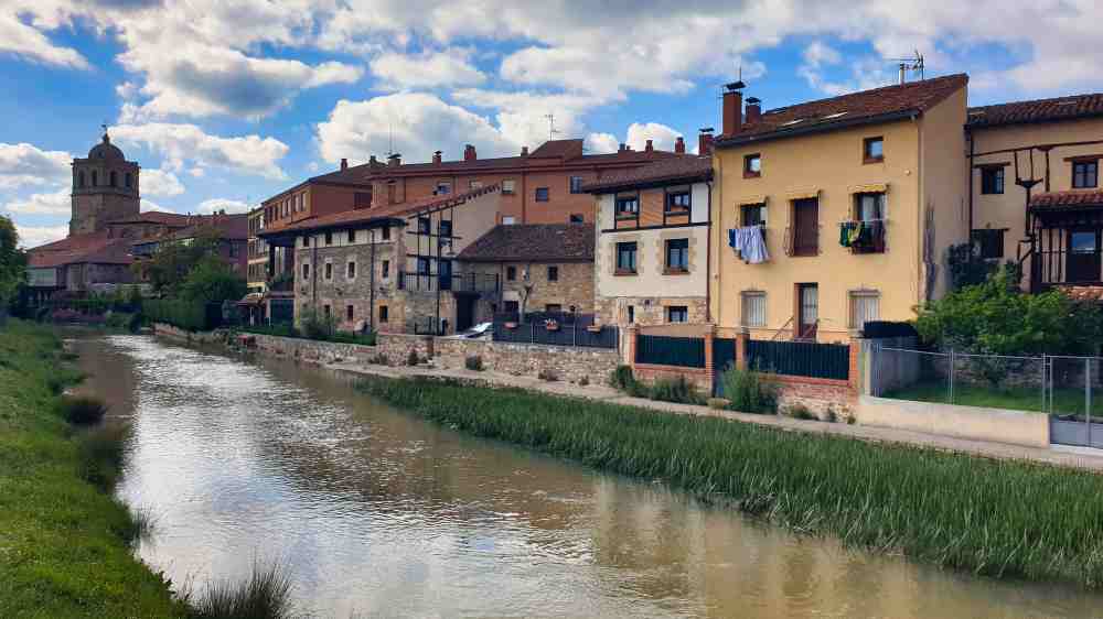 Casas tradicionales de Aguilar de Campoo a orillas del río Pisuerga