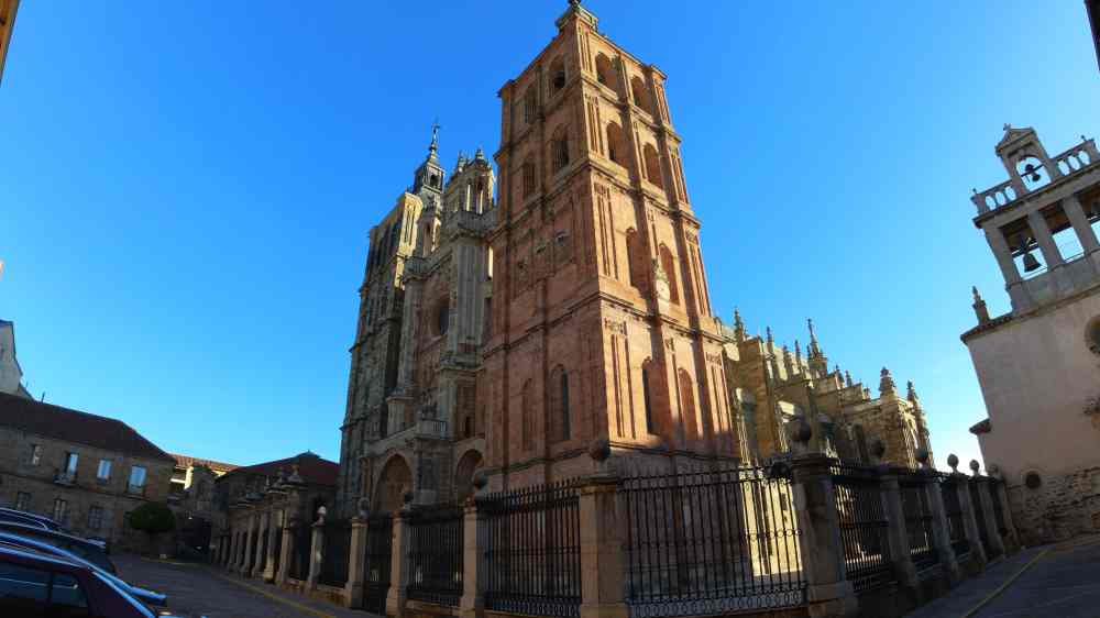 Fachada de la Catedral de Astorga - Viaje a Castilla y León en furgoneta camper de Van and to Discover