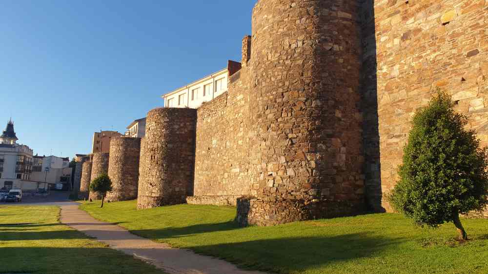 Paseo peatonal junto a las murallas de Astorga - Van and to Discover