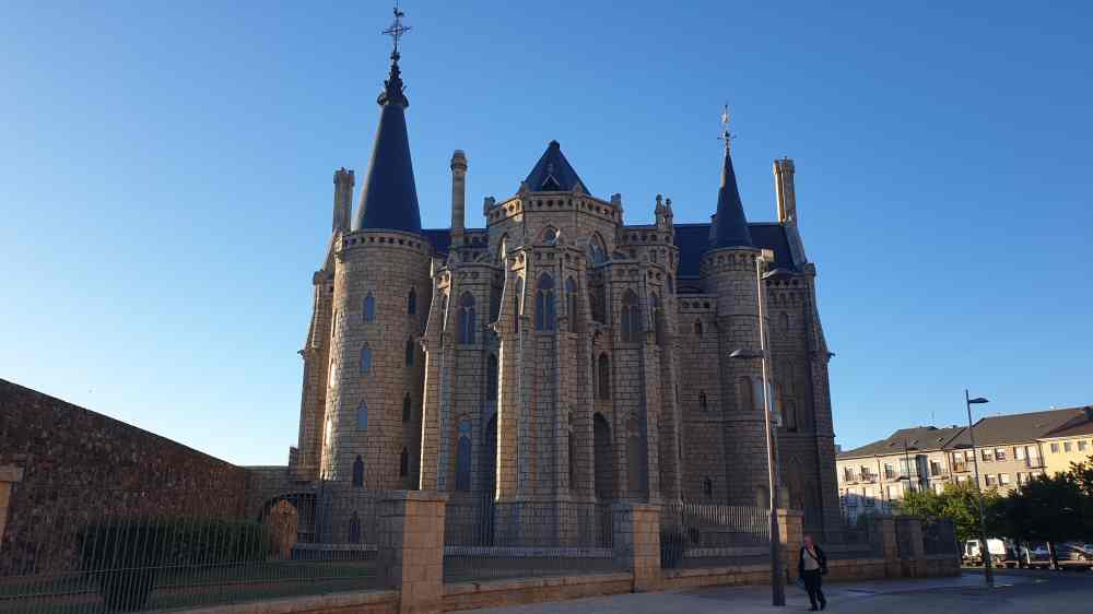 Palacio Episcopal de Gaudí en la visita a Astorga en furgoneta camper de Van and to Discover