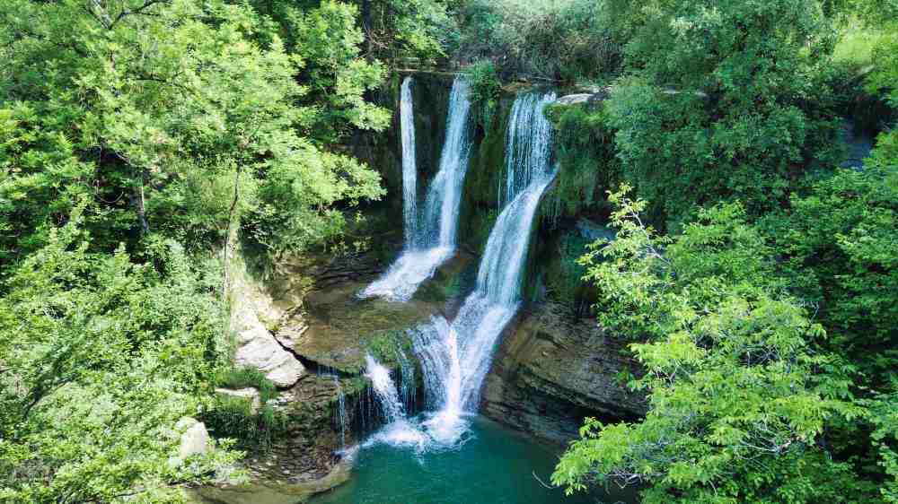 Salto de agua de la cascada de Peรฑaladros - Van and to Discover