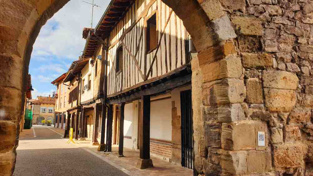 Arco de piedra medieval que da acceso al casco histórico de Aguilar de Campoo - Van and to Discover