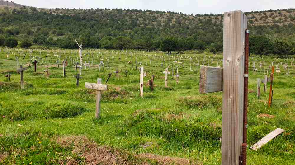 Cruces de madera en la visita al Cementerio de Sad Hill en furgoneta camper de Van and to Discover