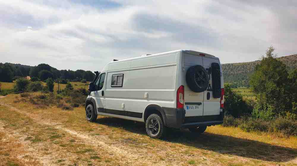 Furgoneta camper de Van and to Discover aparcada para hacer la visita al Cementerio de Sad Hill
