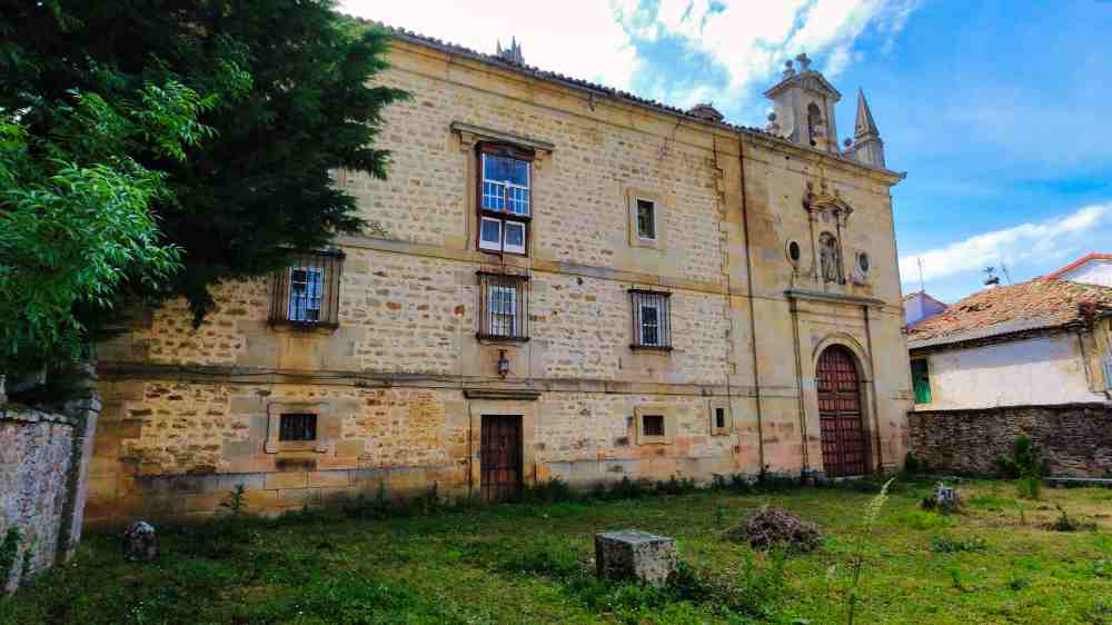 Fachada del Palacio del Marqués de Chiloeches - Espinosa de los Monteros en furgoneta camper Van and to Discover